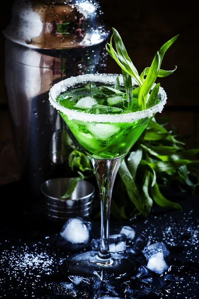 Cóctel verde con estragón y hielo en vaso de martini — Foto de Stock