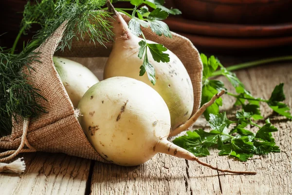 Fresh Radijs in een doek zak en kruiden — Stockfoto