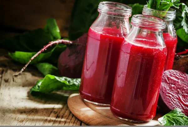Vitamin-Rote-Bete-Smoothie in Glasflaschen — Stockfoto