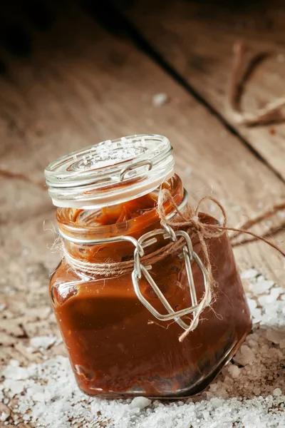 Gesalzenes Karamell in einem Glas — Stockfoto