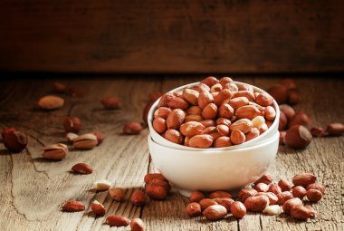 Bir beyaz porselen kase çiğ soyulmuş fıstık 