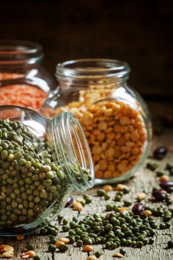 Bir cam kavanoza yeşil mercimek fasulye mix 