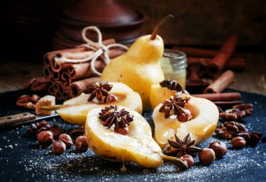 Tatlım, baharatlar ve fındık ile olgun sulu armut