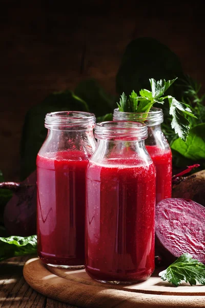 Vitamin rödbetor smoothie i glasflaskor — Stockfoto