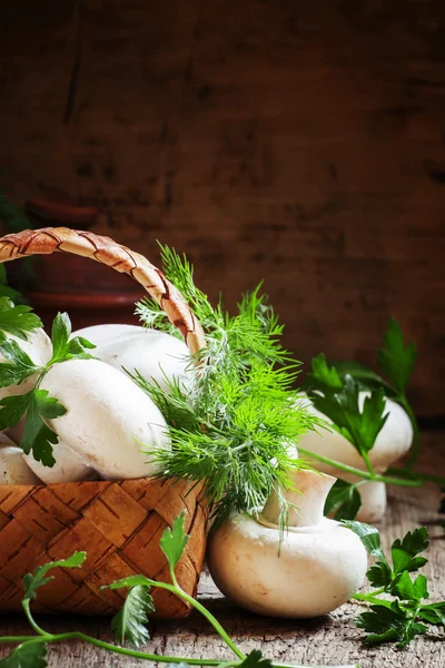 Champignons in een rieten mandje — Stockfoto