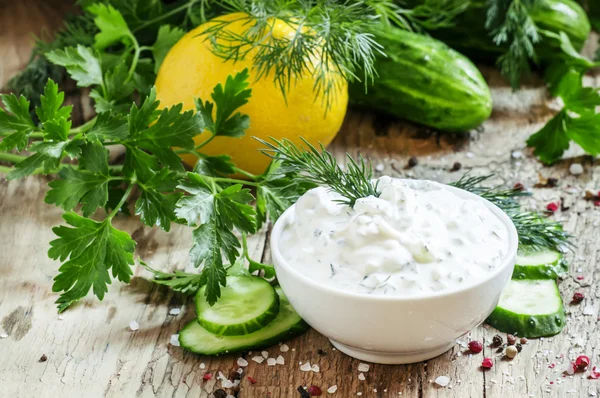 Ranch saus in een kom wit porselein — Stockfoto