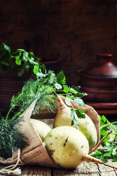 Čerstvý křen v plátěný vak a byliny — Stock fotografie