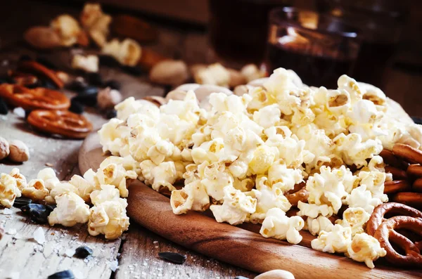 Salziges Popcorn - Snack zu Bier oder Cola — Stockfoto