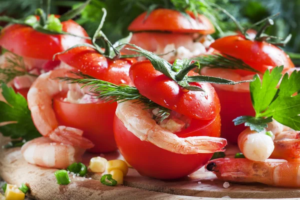 Tomaten gevuld met garnalen, vlees en maïs — Stockfoto