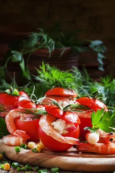 Tomates rellenos de carne de camarón y maíz — Foto de Stock