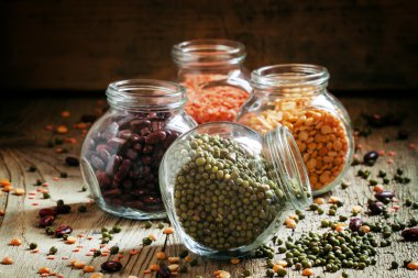 Bir cam kavanoz yeşil mercimek, fasulye karışımı