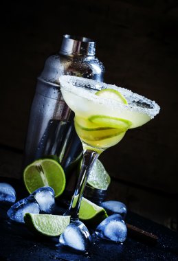 Alkollü kokteyl ROM ve limonlu kokteyl