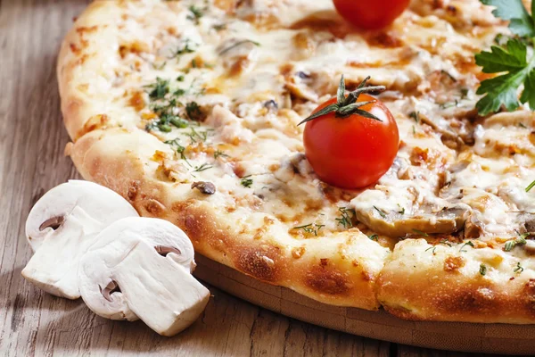 Mantarlı vejetaryen pizza. — Stok fotoğraf