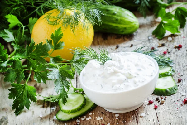 Ranch sås i en porslinsskål i vitt — Stockfoto