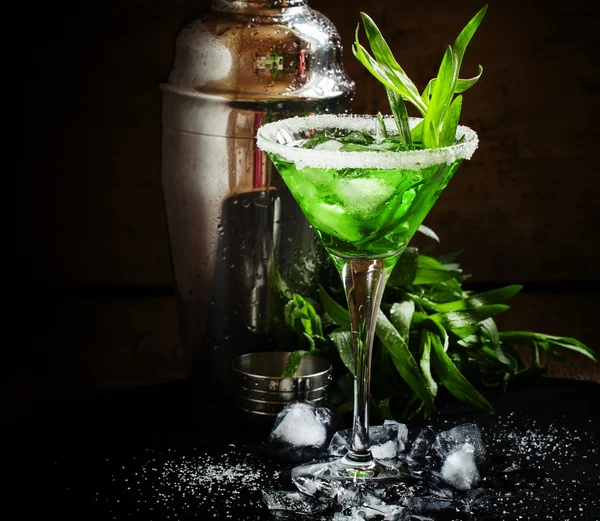 Зелений коктейль з тарагоном та льодом у келиху мартіні — стокове фото