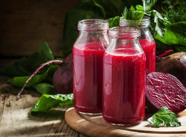 Vitamini pancar yüzlü cam şişelerde 