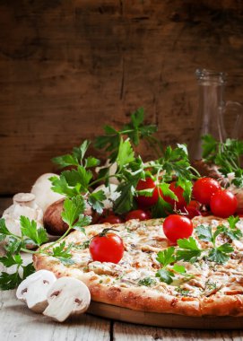 Vejetaryen pizza mantar, peynir ve domates ile