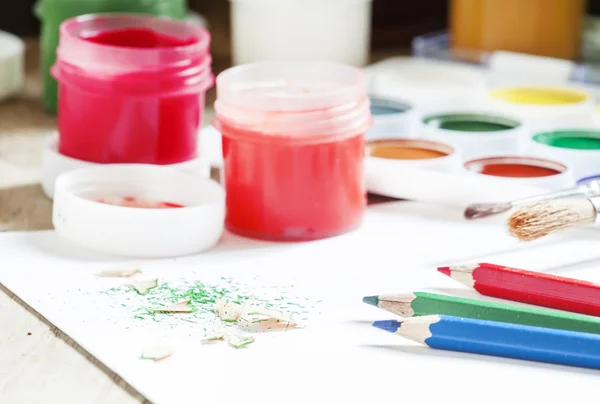 彩色的铅笔和涂料-绘图工具 — 图库照片