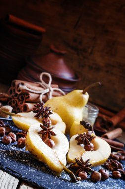 Tatlım, baharatlar ve fındık ile olgun sulu armut