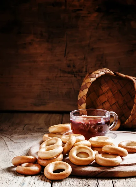 Szárított bagels egy csésze fekete tea — Stock Fotó