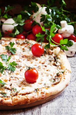 Vejetaryen pizza mantar, peynir ve domates ile