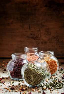 Bir cam kavanoza yeşil mercimek fasulye mix 