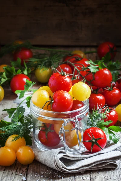 Желтые и красные помидоры в стеклянной банке — стоковое фото