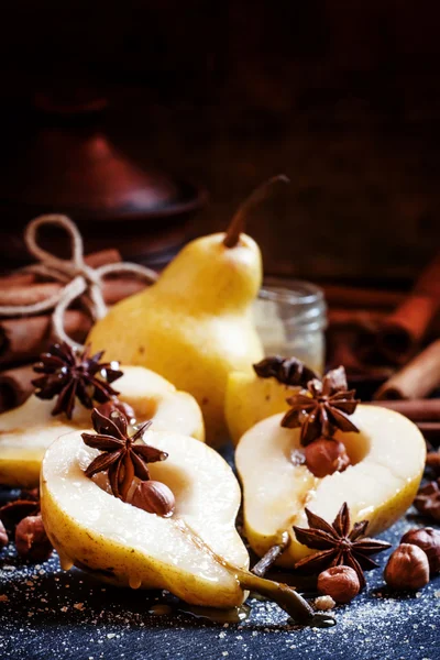 Pera jugosa madura con miel, especias y frutos secos —  Fotos de Stock