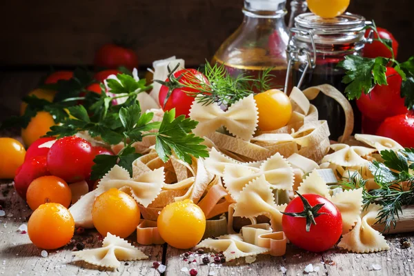 Comida italiana em fundo de madeira — Fotografia de Stock