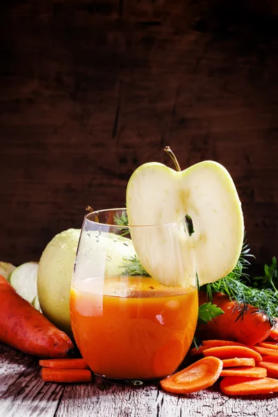 Яблучний морквяний сік у великій склянці — стокове фото