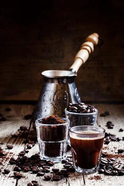 Granos de café, café molido, espresso en un vaso — Foto de Stock