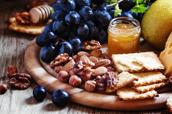 Holzgericht mit Häppchen zu Rotwein — Stockfoto