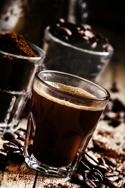 Kaffebönor, malet kaffe, espresso i ett glas — Stockfoto