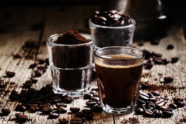 Boabe de cafea, cafea măcinată, espresso într-un pahar — Fotografie, imagine de stoc