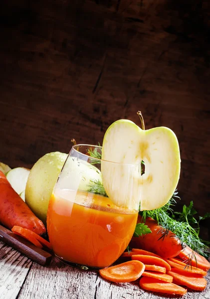 Succo di carota di mela in un grande bicchiere — Foto Stock