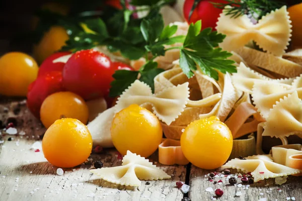 Cibo italiano su sfondo di legno — Foto Stock