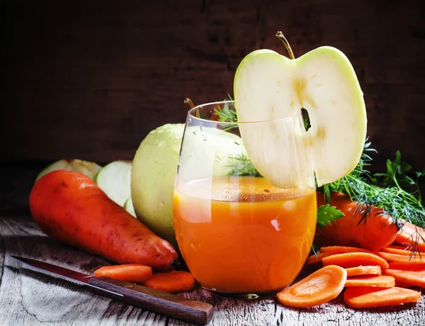 Jus de carotte de pomme dans un grand verre — Photo