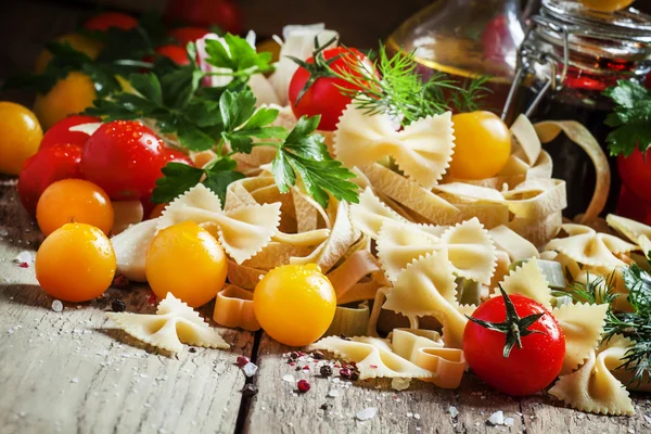 Comida italiana em fundo de madeira — Fotografia de Stock