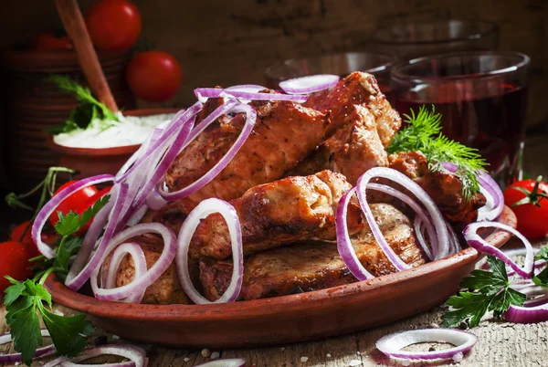 Schweinefleisch-Schaschlik mit Wein, Knoblauchsoße und Gewürzen — Stockfoto