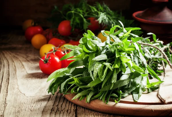 Frischer grüner Estragon, Kirschtomaten — Stockfoto