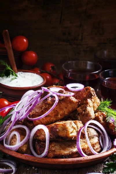 Porc shish kebab cu vin, sos de usturoi și condimente — Fotografie, imagine de stoc