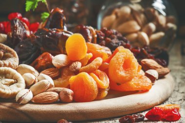 Kuru kayısı, fındık ve kuru meyve seti