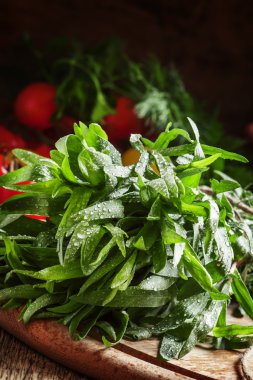 Taze yeşil tarhun, çeri domates