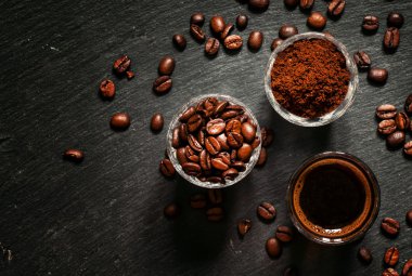 Gıda arka plan: kahve çekirdekleri, öğütülmüş kahve, taze espresso