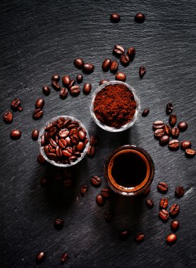 Gıda arka plan: kahve çekirdekleri, öğütülmüş kahve, taze espresso