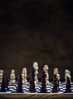 Satranç tahtasındaki satranç taşları