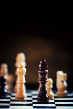 Satranç tahtasındaki satranç taşları