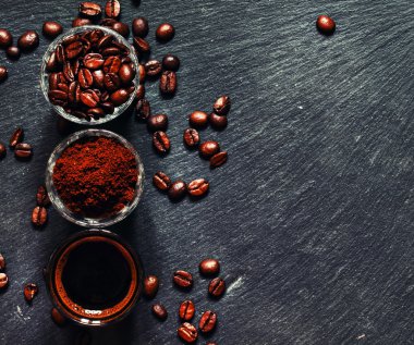 Gıda arka plan: kahve çekirdekleri, öğütülmüş kahve, taze espresso