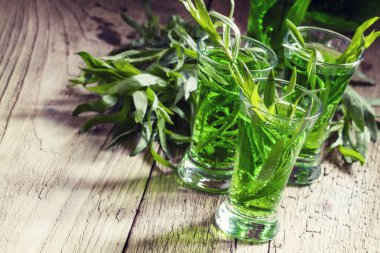Tarhun otlu yeşil köpüklü içecek.