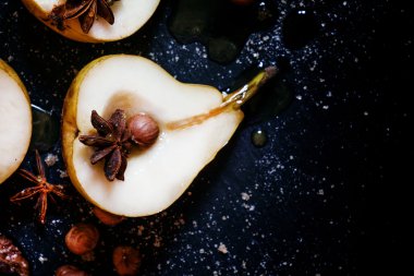 Bal ve baharatlı sarı armutlar